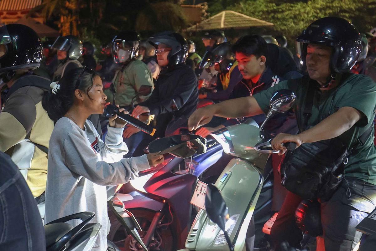 FOTO: Musik di Lampu Merah,  Kisah Kris Si Biola Jalanan dan Polemik Royalti