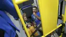 Dua orang dilaporkan cedera, namun tidak ada korban jiwa maupun luka serius dalam insiden peluru nyasar yang menerjang bus pengangkut jurnalis peliput Olimpiade 2016 Rio de Janeiro. (Reuters/Shannon Stapleton)