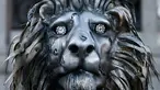 Sebuah patung singa terpampang di Trafalgar Square, London, Inggris, (28/1).  Patung singa ini dibuat dan dipasang oleh National Geographic. (REUTERS / Stefan Wermuth)