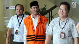 Bupati Hulu Sunga Tengah Kalsel nonaktif, Abdul Latif bersiap menjalani pemeriksaan penyidik di gedung KPK, Jakarta, Kamis (29/3). Abdul Latif diperiksa sebagai saksi tersangka Direktur Utama PT Sugriwa Agung, Abdul Basit. (Merdeka.com/Dwi Narwoko)