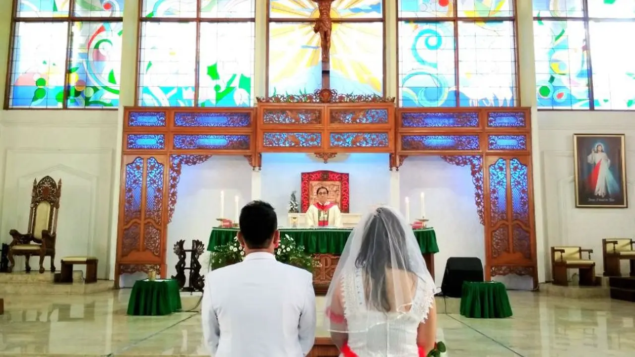 Janji suci dua mempelai di Gereja Katedral Purwokerto seusai gelaran tradisi begalan banyumasan. (Foto: Liputan6.com/Muhamad Ridlo)