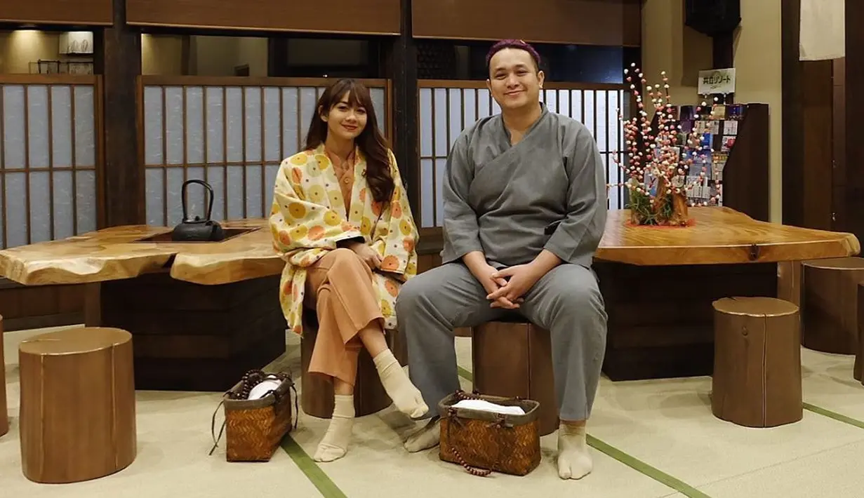 "Misal kayak siapin makanannya dan bawain novel favoritnya, walaupun bagi sebagian orang itu hal sepele tapi yang penting bisa bikin istri gue happy," papar Gilang Dirga. (Instagram/gilangdirga)