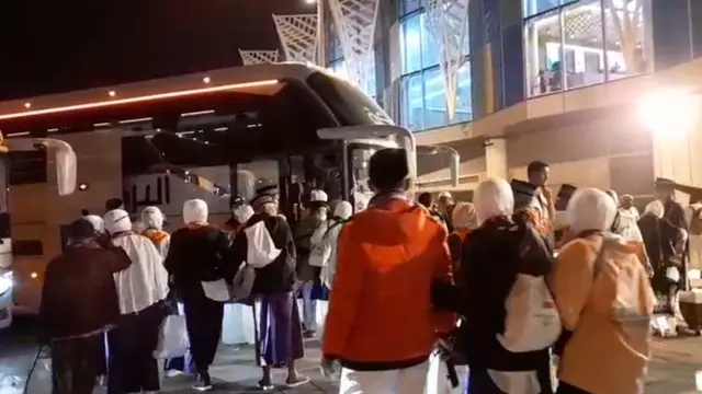 Jemaah haji Indonesia yang tiba di Bandara Prince Mohammed bin Abdulaziz lewat jalur fast track langsung diarahkan menuju bus yang disiapkan dan dikelola syarikat. (Liputan6.com/Dinny Mutiah)