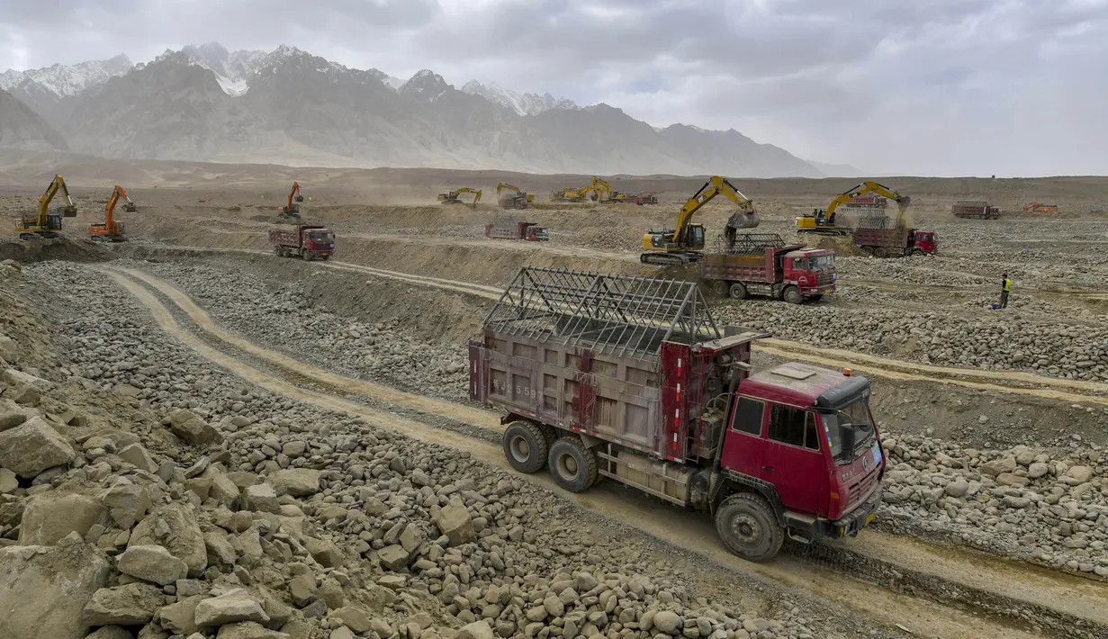Aktivitas pembangunan Bandara Taxkorgan di Prefektur Kashgar, Daerah Otonom Uighur, Xinjiang, China, Rabu (3/6/2020). Bandara ini menelan total investasi sebesar 1,63 miliar yuan (1 yuan = Rp 2.003). (Xinhua/Hu Huhu)