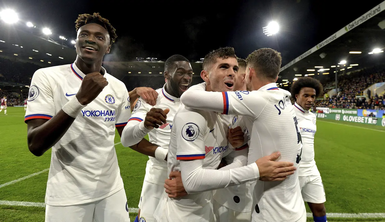 Pemain Chelsea Pulisic Christian (tengah) merayakan golnya ke gawang Burnley pada laga Liga Inggris di Turf Moor, Burnley, Inggris, Sabtu (26/10/2019). Chelsea menang 4-2 dengan Pulisic  mencetak hattrick. (Anthony Devlin/PA via AP)