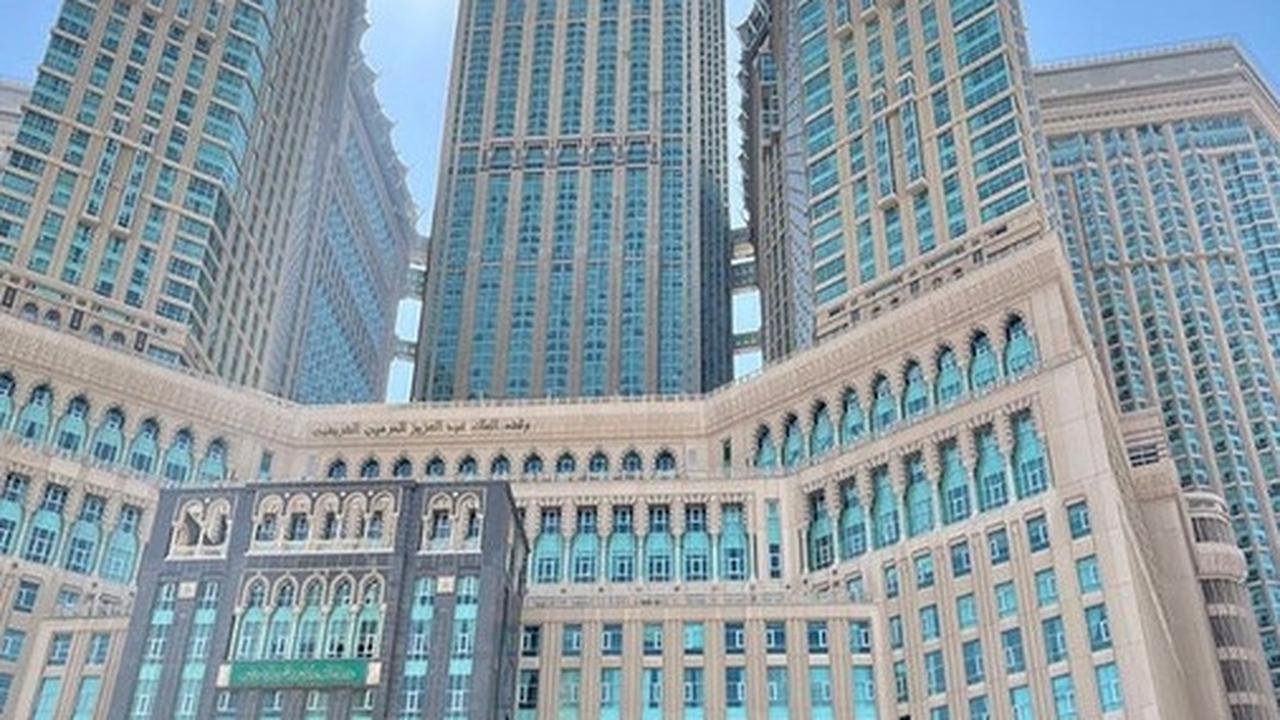 Sirajuddin tetap bungkam tentang statusnya sebagai saksi kasus korupsi. Ia dan rombongan masih melanjutkan ibadah umrah di Arab Saudi tanpa berkomentar.