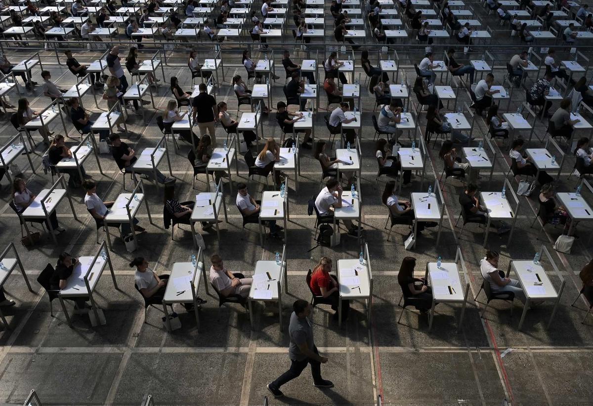 FOTO: Gelombang Panas Ekstrem Iringi Ujian Masuk Universitas di Serbia