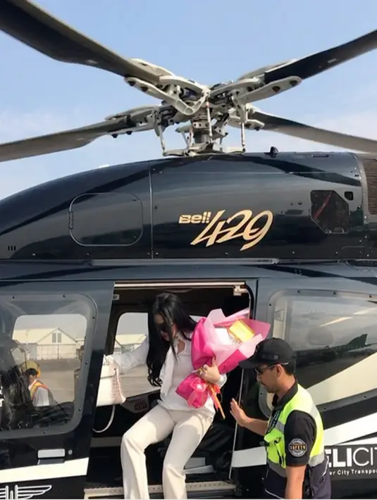 Sebelum berangkat liburan ke Hongkong liburan, penyanyi 34 tahun itu baru saja membuka toko kue di Bandung. Tak tanggung-tanggung, Syahrini ke Bandung dengan menggunakan helikopter pribadi. (Instagram/princessyahrini)