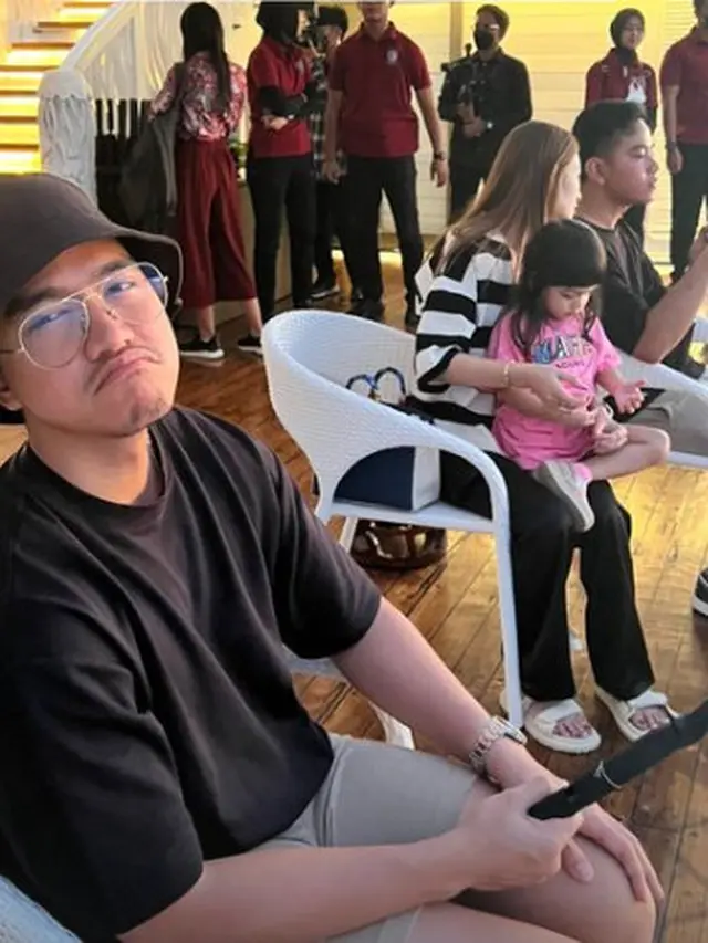 Gaya Menggemaskan Jan Ethes dan Lembah Manah Kenakan Kaus Branded Saat Temani Jokowi ke Lokasi KTT ASEAN