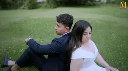 Anisa dan Edwin telah saling mengenal selama dua tahun sebelum memutuskan untuk menikah. Keputusan besar ini, menurut Anisa, telah melalui pertimbangan yang matang. Keseriusan Edwin ditunjukkan lewat momen lamaran romantis yang berlangsung di atas perahu. (Liputan6.com/IG/@anisa_bahar_new)