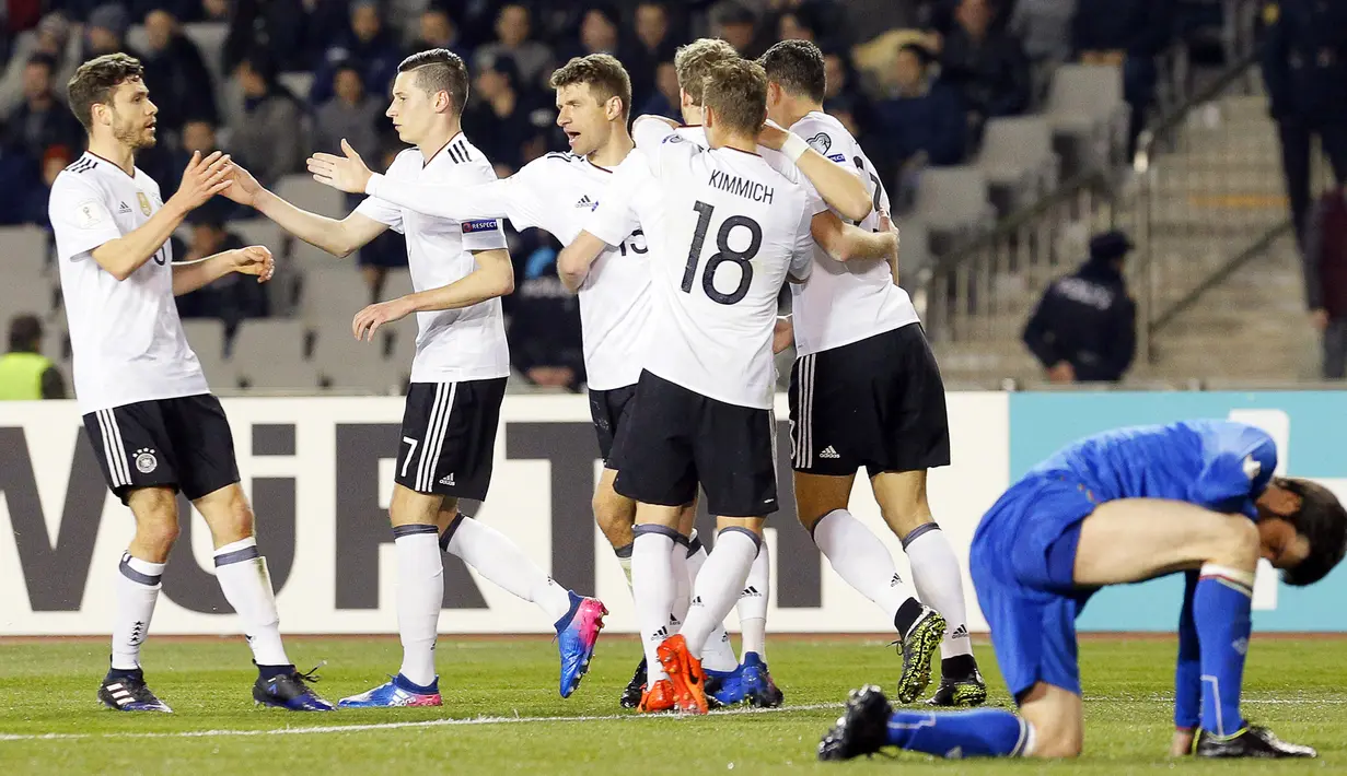 Para pemain Jerman melakukan selebrasi usai Thomas Mueller menjebol gawang Azerbaijan pada laga kualifikasi Piala Dunia 2018 di Stadion Tofiq Bahramov, Azerbaijan, (26/03/2017).  Jerman taklukan Azerbaijan dengan skor 4-1. (EPA/Zurab Kurtsikidze)