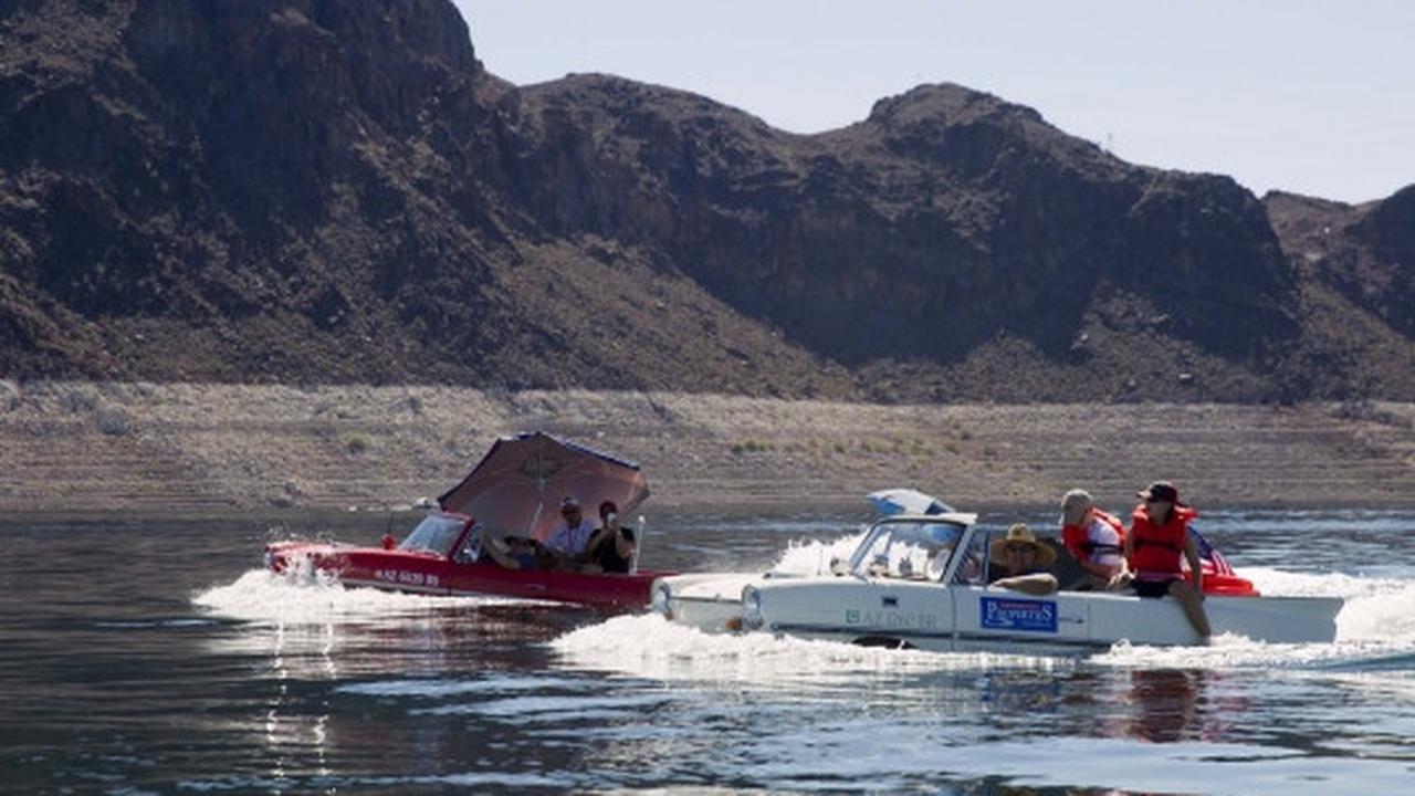 Keseruan menyusuri danau dengan mobil perahu