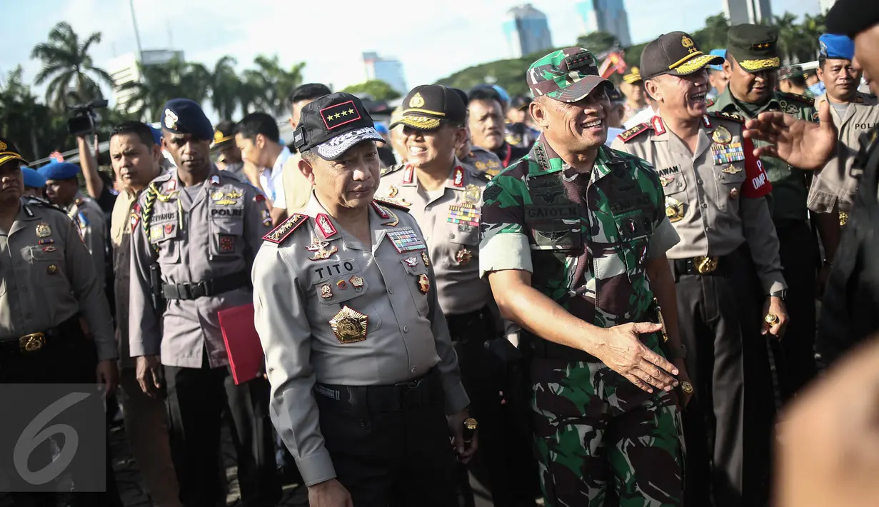 Kapolri Jenderal Tito Karnavian bersama Panglima TNI Jenderal Gatot Nurmantyo meninjau kesiapan pasukan saat Apel Gelar Pasukan Operasi Lilin Jaya 2017 di Lapangan Silang Monas, Jakarta, Kamis (22/12). (Liputan6.com/Faizal Fanani)
