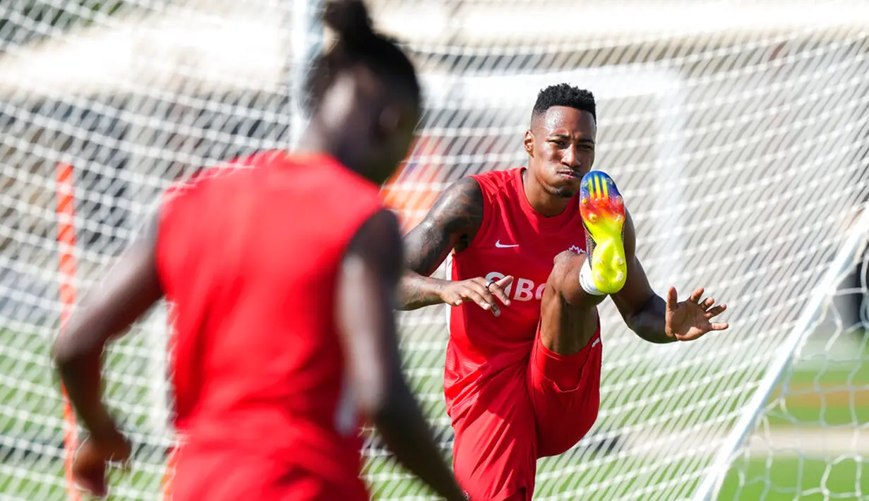 Pemain Kanada Mark-Anthony Kaye (kanan) melakukan pemanasan saat latihan di Doha, Qatar, 28 November 2022. Kanada akan menghadapi Maroko dalam pertandingan Piala Dunia 2022 pada 1 Desember 2022. (Nathan Denette/The Canadian Press via AP)