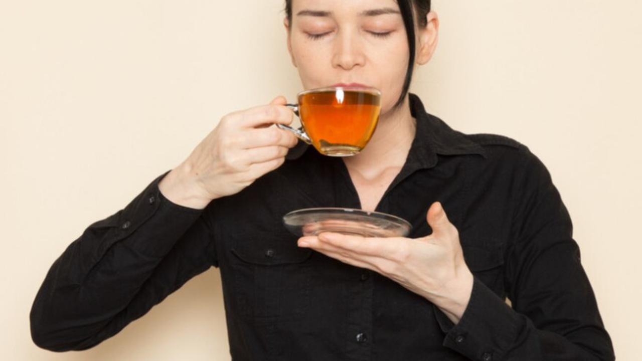 menghangatkan tubuh dengan minuman hangat