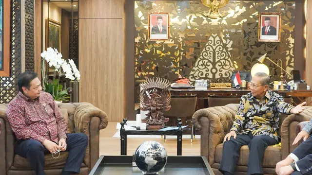 Menko Perekonomian Airlangga Hartarto menerima kunjungan Member of Board of Directors Japan Overseas Infrastructure Investment Corporation for Transport and Urban Development (JOIN) Takuma Hatano, Kamis (21/7/2022). (Dok ekon.go.id)