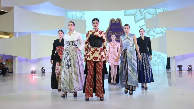 Rayakan Hari Jadi ke-57, Batik Danar Hadi Tampilkan Keindahan Kembang Parang dalam Siluet Modern