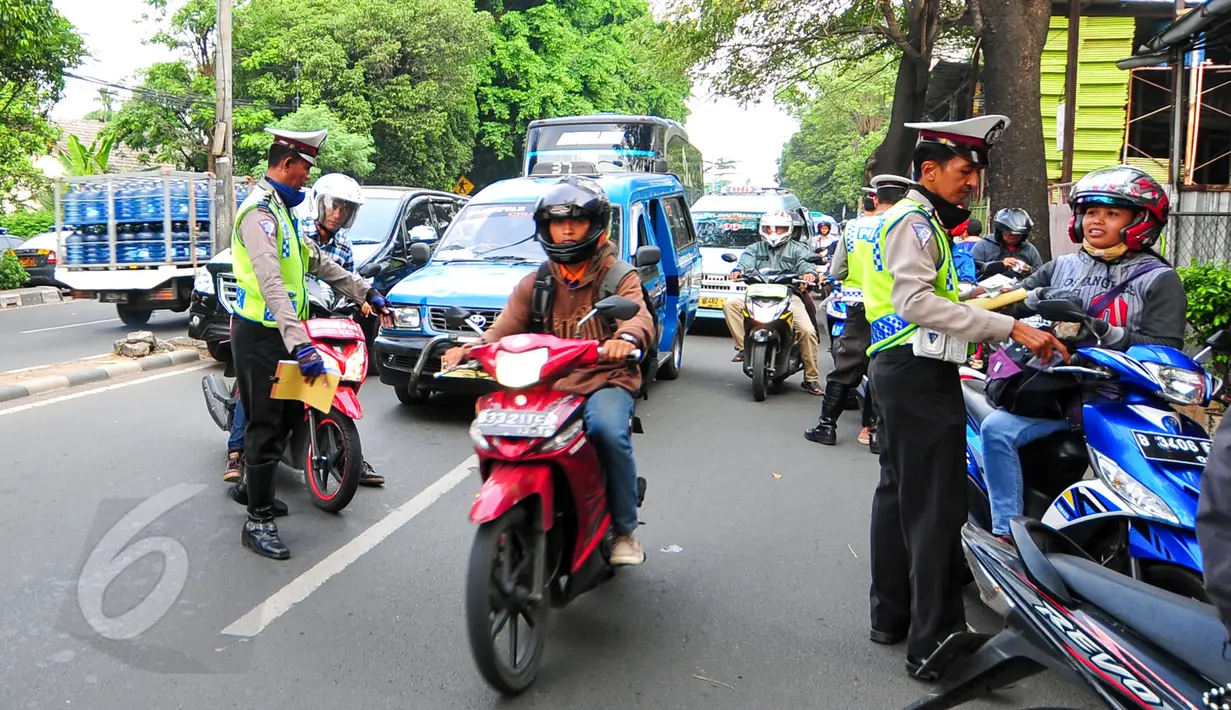 Polisi memberhentikan sejumlah kendaraan saat Operasi Patuh Jaya di sepanjang Jalan Raya Bogor, Jakarta, Selasa (2/6/2015). Operasi tersebut untuk meningkatkan ketertiban berlalu lintas, yang dilaksanakan pada 29 Mei-9 Juni (Liputan6.com/Yoppy Renato)