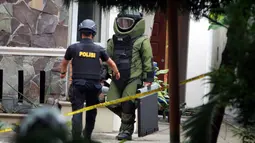 Tim gegana membawa bom rakitan yang belum meledak dari Gereja Santo Yosep Medan, Sumut, Minggu (28/8). Seorang pria menyerang pastor di Gereja Katolik tersebut dengan sebuah pisau sambil membawa tas yang diduga berisi bom. (AFP PHOTO/HAKIM Rangkuti)