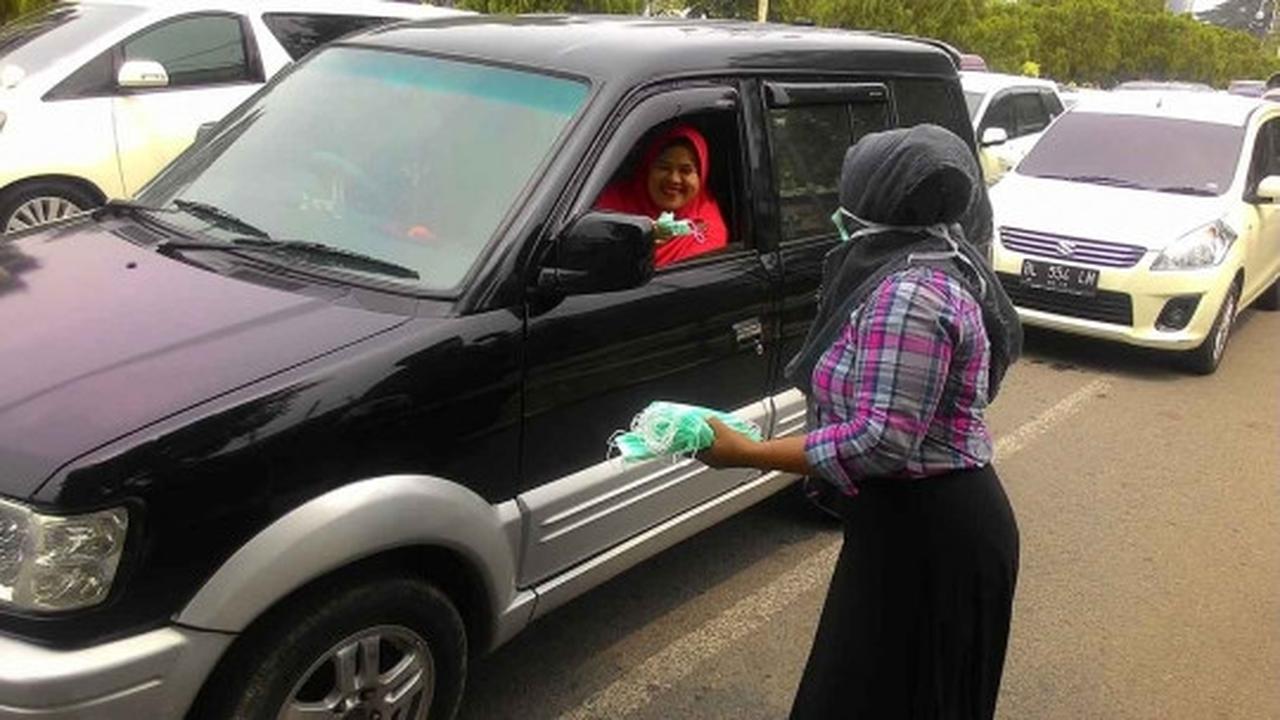 Kabut asap selimuti Aceh, aktivis perempuan bagikan 1.000 masker
