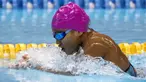 Syuci Indriani perenang Indonesia berhasil meraih medali emas di nomor 100 meter gaya dada klasifikasi SB14 pada Asian Para Games 2018, Gelora Bung Karno Jakarta, Senin (8/10/2018).  (Bola.com/Peksi Cahyo)