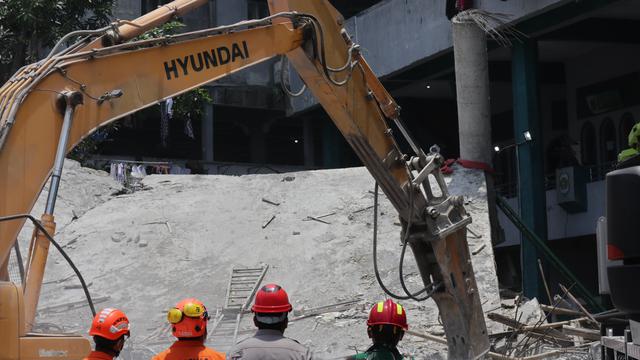 Petugas melakukan pembersihan puing reruntuhan gedung musala Pondok Pesantren Al Khoziny. Foto BNPB