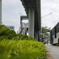 Bus Transjakarta menabrak separator busway di kawasan Bundaran Senayan, Jakarta, Jumat (3/12/2021). Kecelakaan mengakibatkan bagian depan bus Transjakarta rusak karena menghantam separator busway. (Liputan6.com/Faizal Fanani)