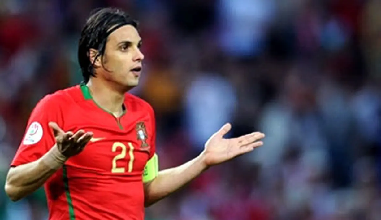 Portuguese forward Nuno Gomes gestures during their Euro 2008 Championships Group A football match against Turkey on June 7, 2008 at Geneva stadium in Geneva, Switzerland. AFP PHOTO / PIERRE-PHILIPPE MARCOU