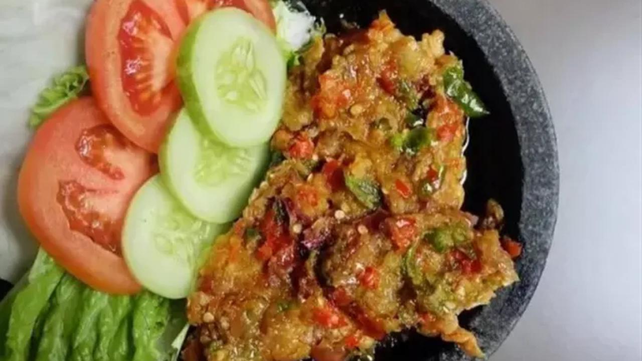 5. Resep Olahan Kornet Telur Dadar Geprek<br>