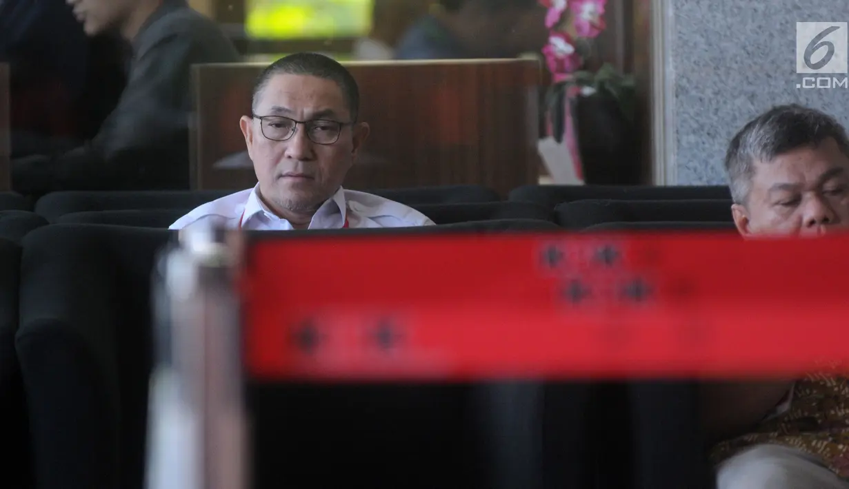 Anggota Komisi XI DPR, Sukiman (kiri) memenuhi panggilan penyidik KPK, Jakarta, Senin (25/3). Politikus PAN itu diperiksa sebagai tersangka kasus dugaan suap pengurusan dana perimbangan untuk Kabupaten Pegunungan Arfak pada APBN-P 2017 dan APBN 2018. (merdeka.com/Dwi Narwoko)