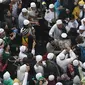 Sekelompok orang saat mengintimidasi hingga memukul para jurnalis yang tengah meliput aksi 112 di Masjid Istiqlal, Jakarta Pusat. (Liputan6.com/Herman Zakharia)