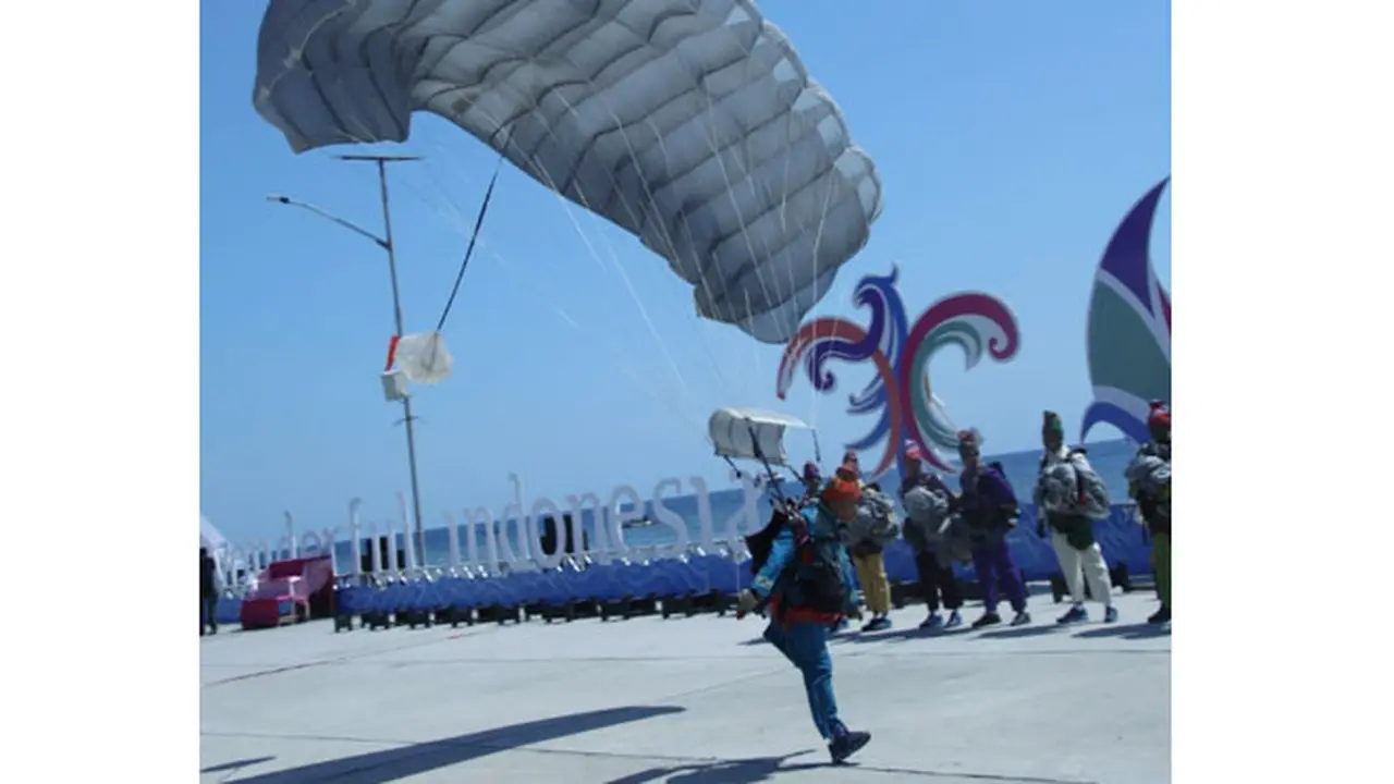 Aksi 8 Penerjun Bikin Kagum, Sail Moyo Tambora 2018 Resmi Dimulai