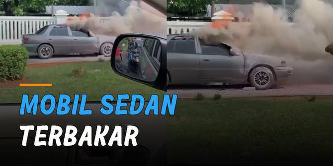 VIDEO: Ngeri, Mobil Sedan Terbakar di Dekat Kantor DPRD
