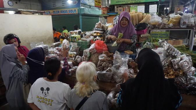 Pembeli jamu empon-empon kian meningkat setelah merebaknya wabah virus corona Covid-19.(Liputan6.com/Fajar Abrori)
