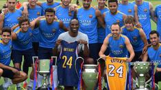 Kobe Bryant bintang basket NBA dari klub Los Angeles Lakers yang sudah ngefans dengan Andres Iniesta dkk sejak lama mengunjungi latihan Barcelona.