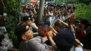 Seorang pria yang diduga provokator diamankan dari amukan massa saat sidang kasus penistaan agama di Jakarta, Selasa (10/1). Sempat terjadi kericuhan akibat peristiwa tersebut. (Liputan6.com/Immanuel Antonius)