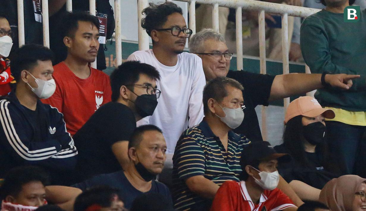 Bung Ferry dan Herru Joko menyaksikan partai Timnas Indonesia melawan Curacao dari tribune barat Stadion Pakansari. (Bola.com/M Iqbal Ichsan)