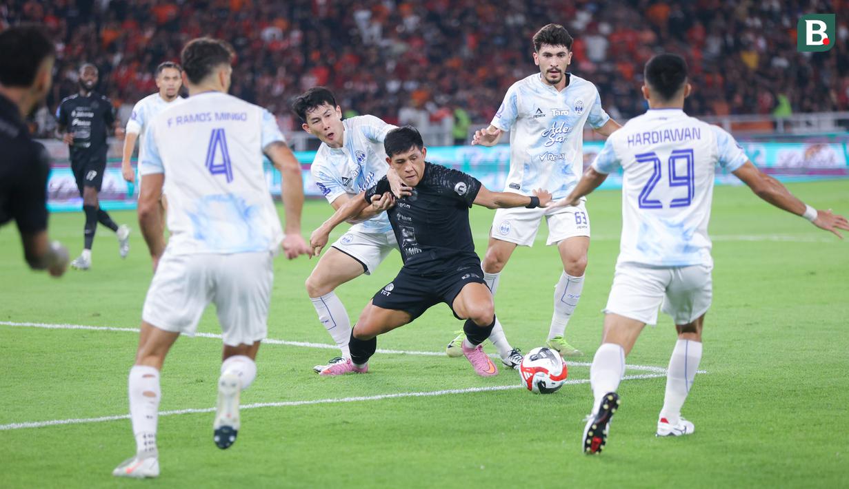 Pemain Persija Jakarta, Eksel Runtukahu, berusaha melewati pemain PSIM Yogyakarta dalam laga pekan ke-14 BRI Super League 2025/2026 di Stadion Utama Gelora Bung Karno, Jakarta, Jumat (28/11/2025). (Bola.com/M Iqbal Ichsan)