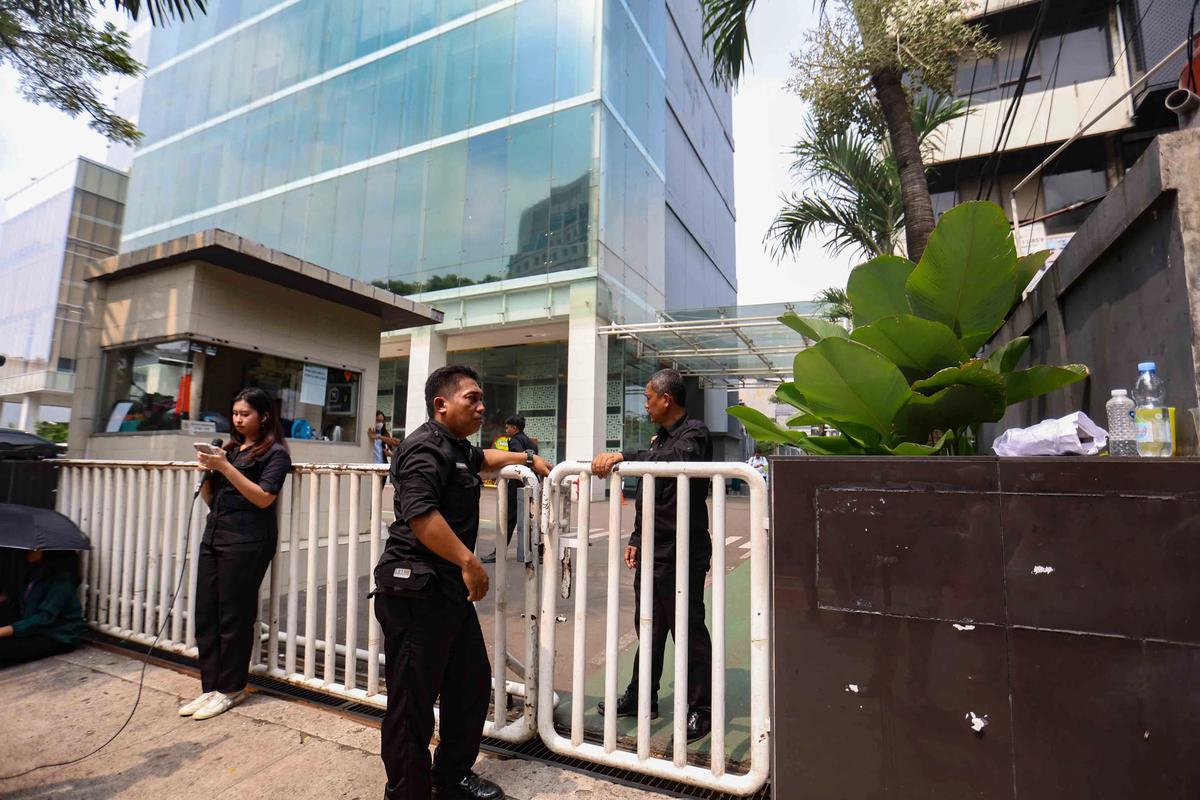 FOTO: Kejagung Geledah Kantor BGN Aktivitas Pegawai Terganggu