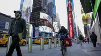 Sejumlah orang berjalan di Times Square di New York, Amerika Serikat (AS), pada 18 November 2020. Angka kematian akibat COVID-19 di AS melampaui 250.000 kasus pada Rabu (18/11), menurut lembaga Center for Systems Science and Engineering (CSSE) di Universitas Johns Hopkins. (Xinhua/Wang Ying)