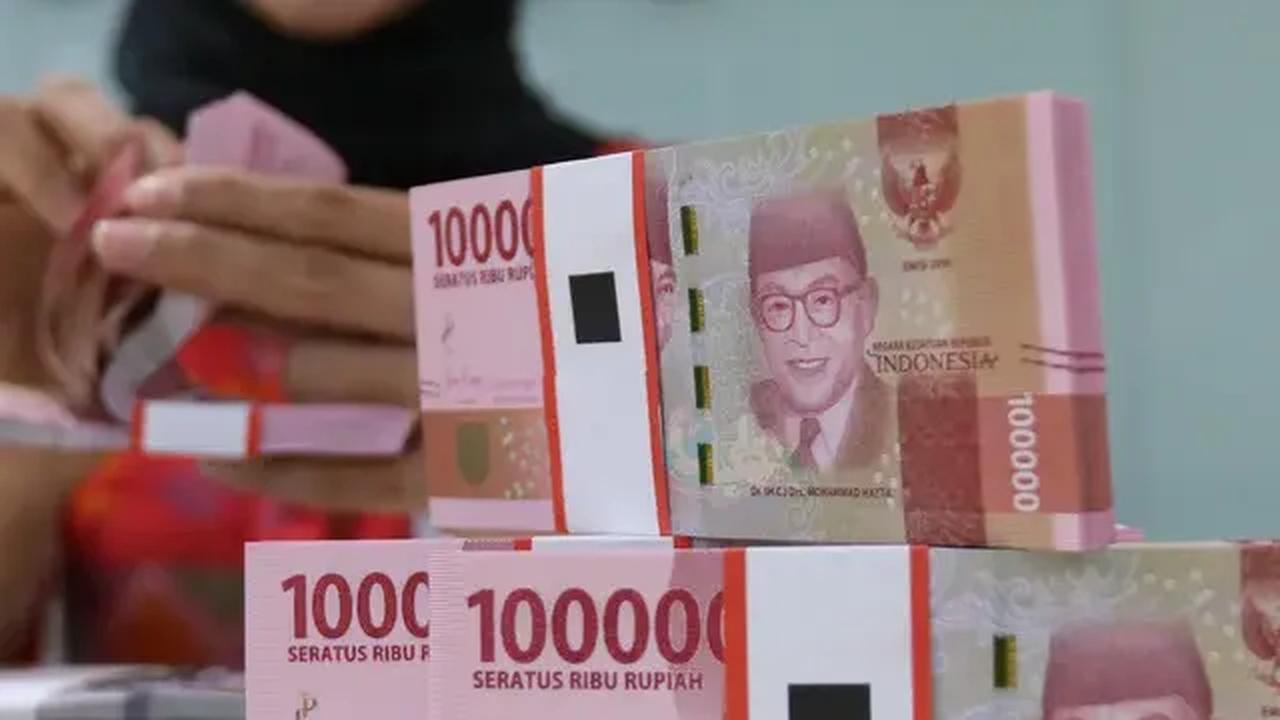 Untuk meyakinkan korbannya, pelaku kembali meminta korban memasukan kartu ATM. Namun tetap tidak bisa masuk karena masih diganjal tusuk gigi oleh pelaku.<br>