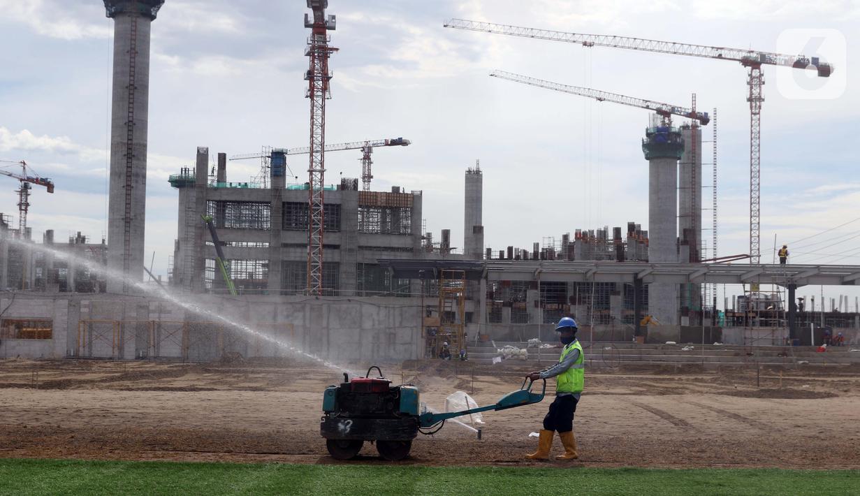 Pekerja melakukan perataan tanah di area lapangan latih Jakarta International Stadium, Jumat (23/10/2020). Nantinya lapangan latihan ini akan ditumbuhi rumput hybrid, yang memiliki komposisi 5 persen rumput sintetis dan 95 persen natural berjenis Zoysia Matrella. (Liputan6.com/Helmi Fithriansyah)