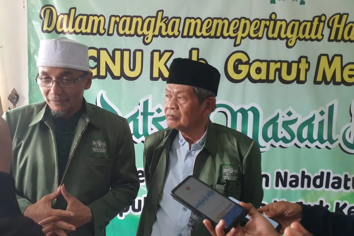 Ketua LBM PC NU Abdullah Syafi’i memberikan keterangan kepada wartawan setekah pelaksanaan Batsul Masail Diniyah mengenai Khilafah, di Gedung Hejo NU Garut. (Liputan6.com/Jayadi Supriadin)