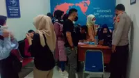 Kapolsek Kawasan Bandara Djalaludin Gorontalo, IPDA Ismet Ishak saat mengawal proses mediasi. (Arfandi Ibrahim/Liputan6.com)