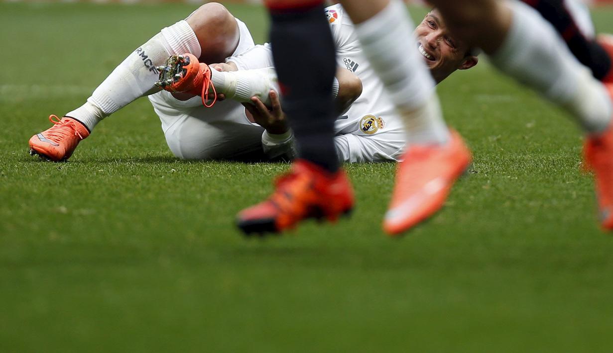 Bintang Real Madrid, Cristiano Ronaldo terlihat kesakitan saat dijegal pemain Celta de Vigo pada lanjutan La Liga Spanyol di Stadion Santiago Bernabeu , Madrid, Sabtu (5/3/2016). (REUTERS/Susana Vera)