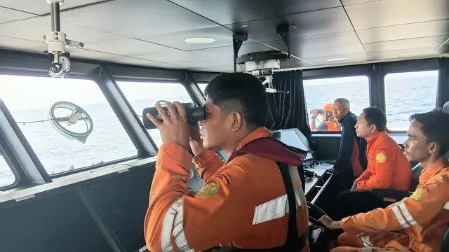 Pencarian korban tenggelamnya KM Nurul Salsa