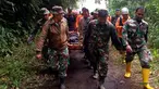 Tim penyelamat membawa seorang pendaki yang terluka akibat letusan Gunung Marapi di Agam, Sumatera Barat, Indonesia, Senin (4/12/2023). Pihak berwenang Indonesia pada Senin menghentikan pencarian 12 pendaki setelah gunung berapi Gunung Marapi meletus lagi, mengeluarkan semburan abu panas baru setinggi 800 meter (2.620 kaki) ke udara, kata para pejabat. (AP Photo/Givo Alputra)