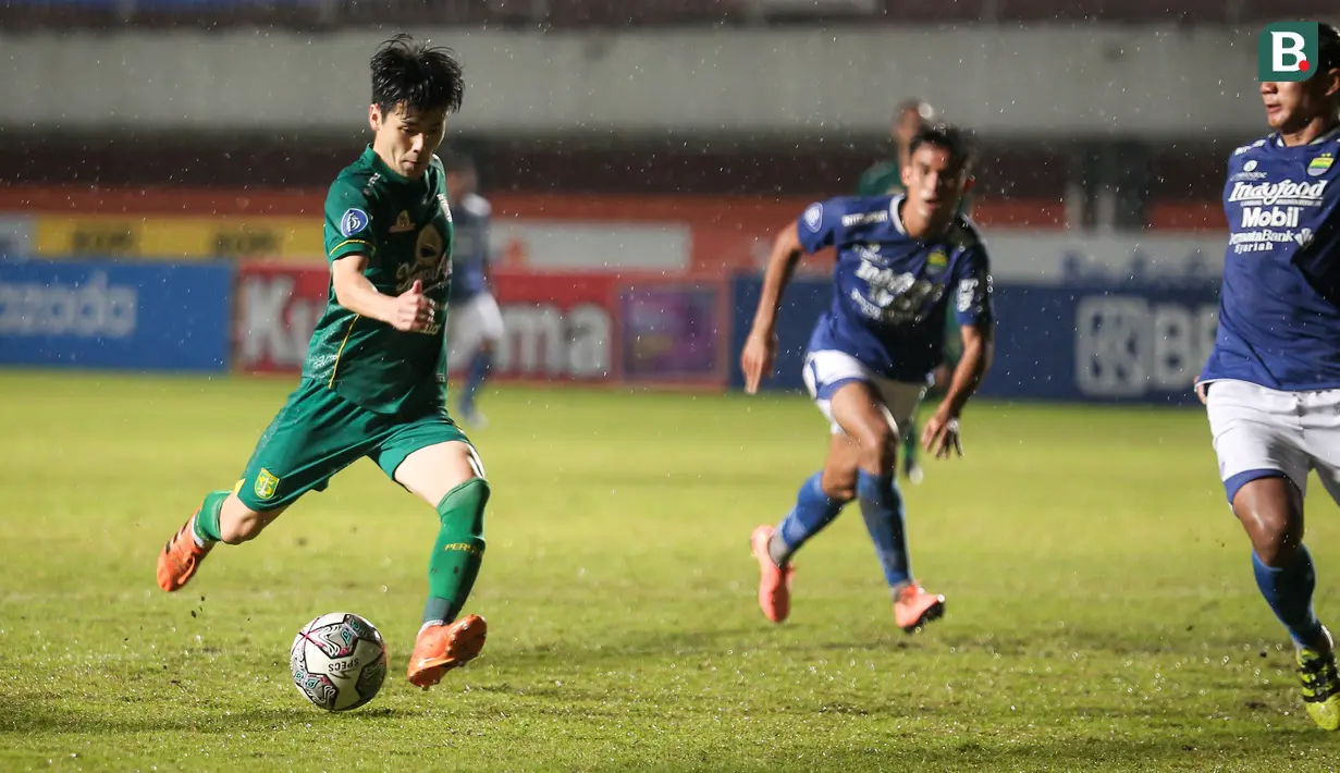 Taisei Marukawa juga mempunyai akurasi tinggi dalam melepaskan umpan ke jantung pertahanan lawan. Bahkan, ia juga ahli dalam melepaskan sepakan keras dari luar kotak penalti yang membuat penjaga gawang lawan sering kerepotan menghadapinya. (Bola.com/Bagaskara Lazuardi)