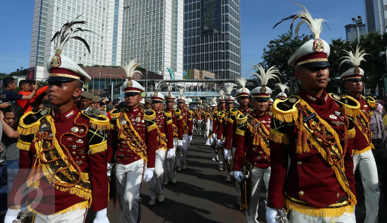 Sejumlah Interpol berbaris rapi saat parade bendera di kawasan Bundaran HI, Jakarta, Minggu (30/10). Parade ini merupakan rangkaian arak-arakan parade Bendera Menjelang Sidang Umum Interpol Ke-85. (Liputan6.com/Johan Tallo)