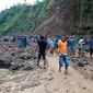 Longsor terjadi di tebing Sungai Ngobo, Kecamatan Plosoklaten, Kabupaten Kediri, Jawa Timur, Jumat (16/2/2018). (Liputan6.com/Dian Kurniawan)